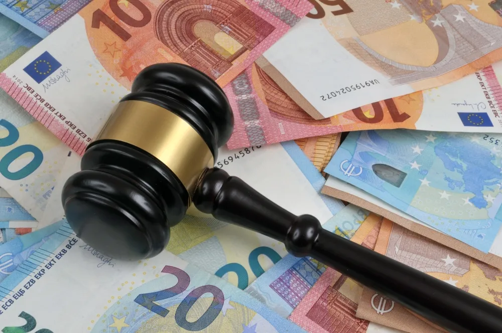 boetes-eerste-fiscale-vergissing-kmo Illustratie van ondernemer met opgeluchte blik aan tafel met fiscale documenten