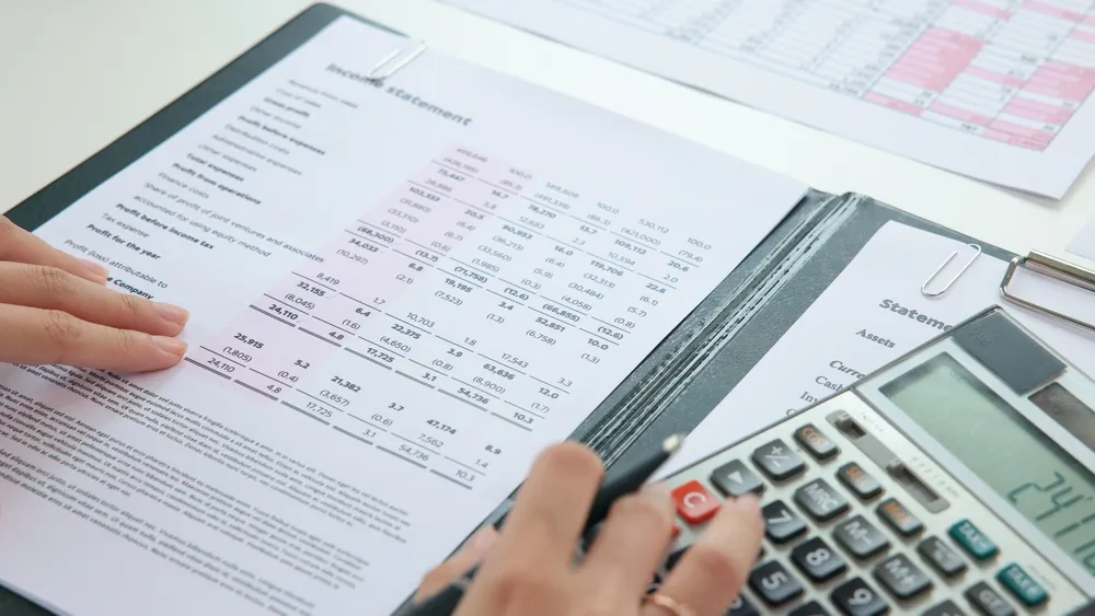 fiscaal-voordeel-e-facturatie Ondernemer bekijkt facturen met uitleg over fiscaal voordeel e-facturatie