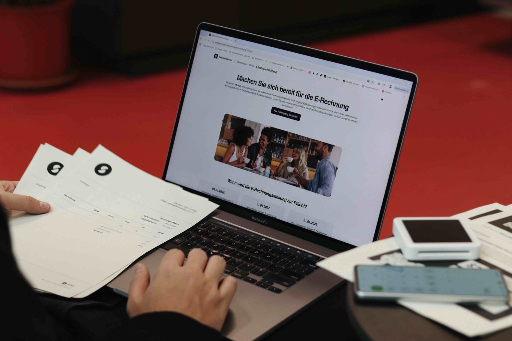 Overzicht van de Peppol-verplichting en handhaving voor e-facturatie in 2026 samenvatting: E-facturatie via Peppol blijft verplicht, met beloofde soepelheid bij handhaving maar boeterisico voor wie na de tolerantieperiode niet klaar is.